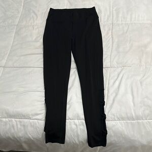 Pop fit leggings with crossed mesh bottoms